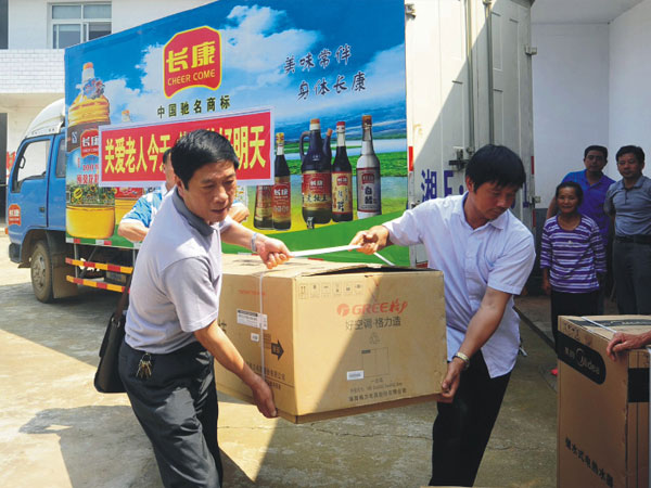 公司把一批價值兩萬余元的空調(diào)、電視、熱水器等物資捐贈給敬老院的老人們